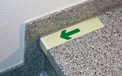 EverGlow® Treppenwinkel mit Richtungspfeil abwärts, 40 x 30 x 180 mm, langnachleuchtend, 300mcd/m², Alu 0.56 mm, selbstklebend, 90° gewinkelt
